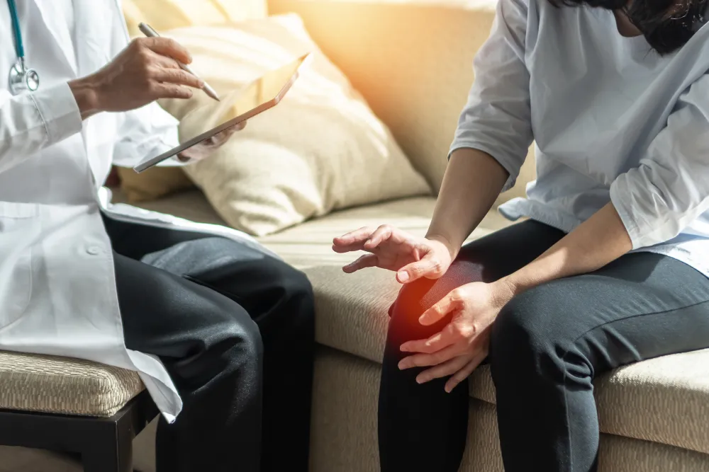 Patient with knee pain consulting an orthopaedic surgeon